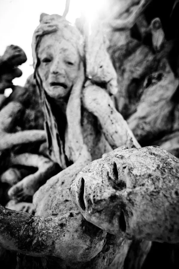 Detalle de dos rostros atormentados en bronce del Monumento al Holocausto de Miami Beach, escultura de Kenneth Treister, fotografiado por Thomas Hawk