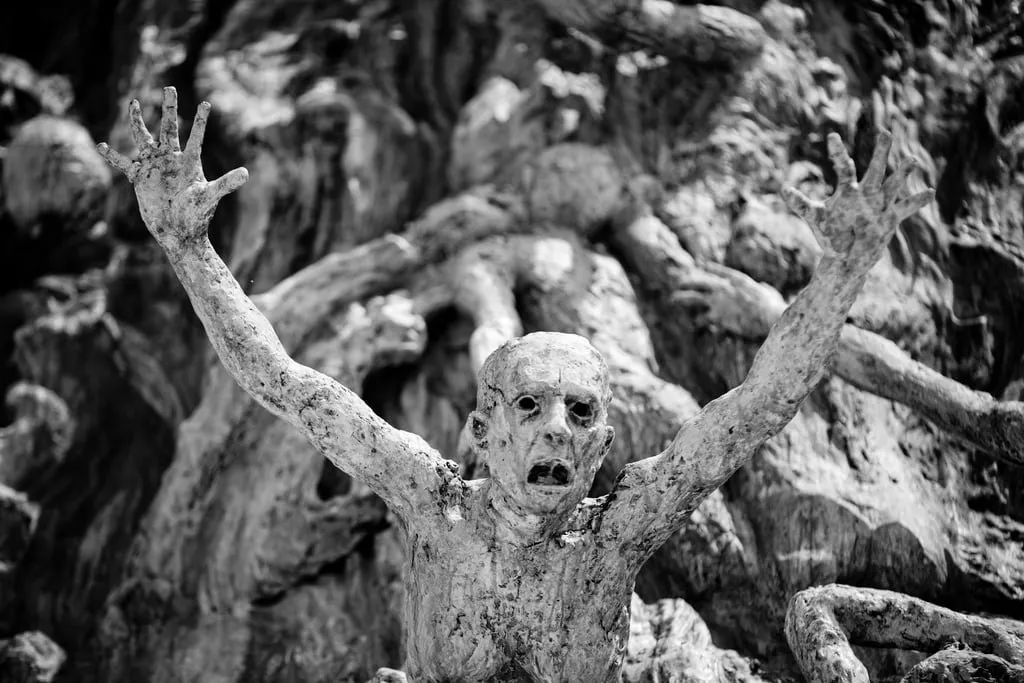 Figura de bronce con los brazos alzados entre los cuerpos atormentados del Monumento al Holocausto de Miami Beach, obra de Kenneth Treister, fotografiada por Thomas Hawk