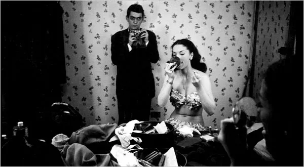 Stanley Kubrick, reflejado en un espejo mientras fotografía a la corista Rosemary Williams (Chicago, 1949). Cowles Communications donó todos sus derechos sobre estas imágenes al dominio público; Library of Congress.