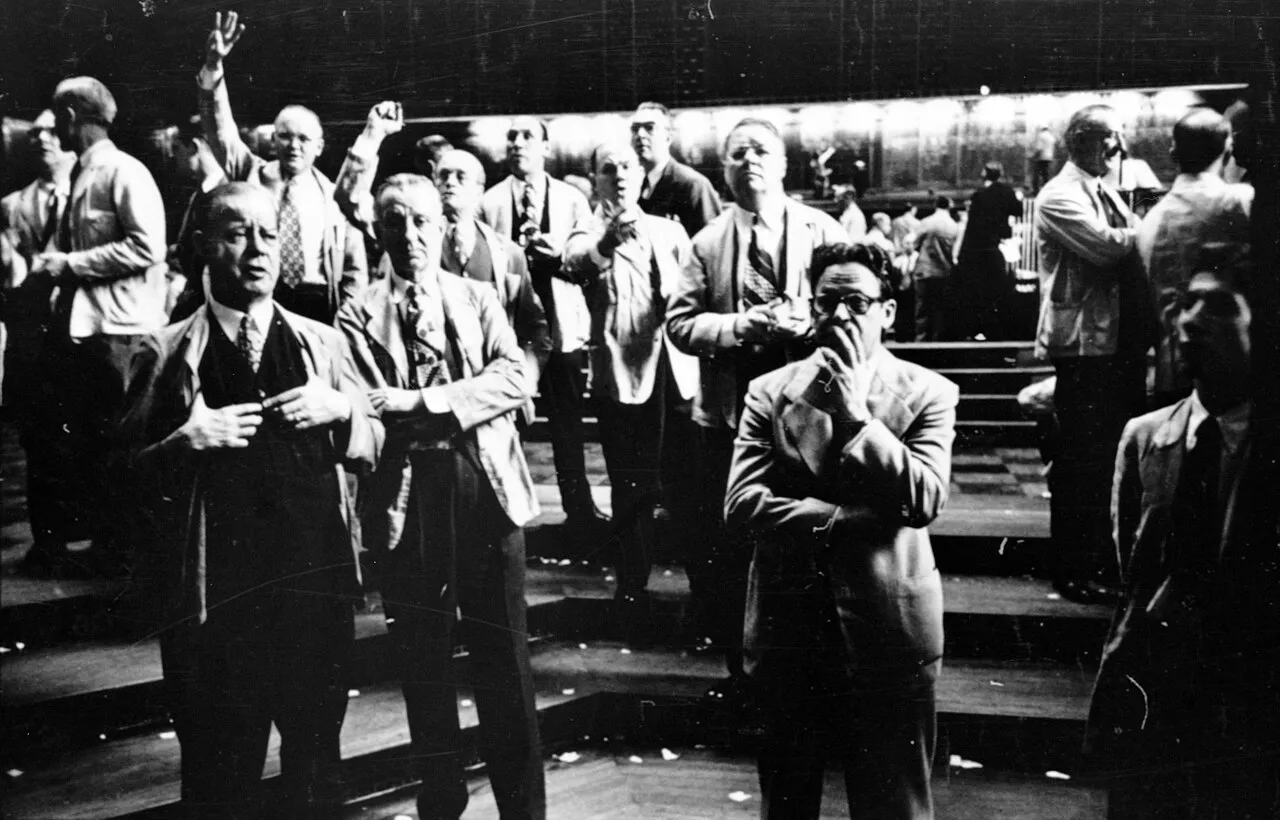 Stanley Kubrick: agentes de bolsa gesticulan en el frenético parqué del Chicago Board of Trade (Chicago, 1949). Dominio público, Cowles Communications / Library of Congress.