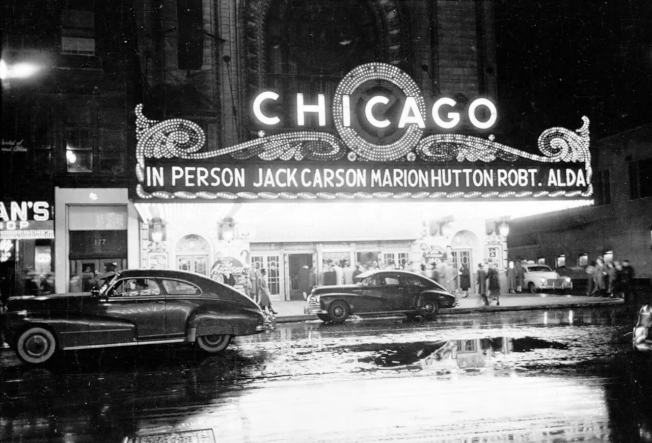 Marquesina del Chicago Theatre de noche, fotografiada por Stanley Kubrick para Look (27 de enero de 1949). Dominio público, Cowles Communications / Library of Congress