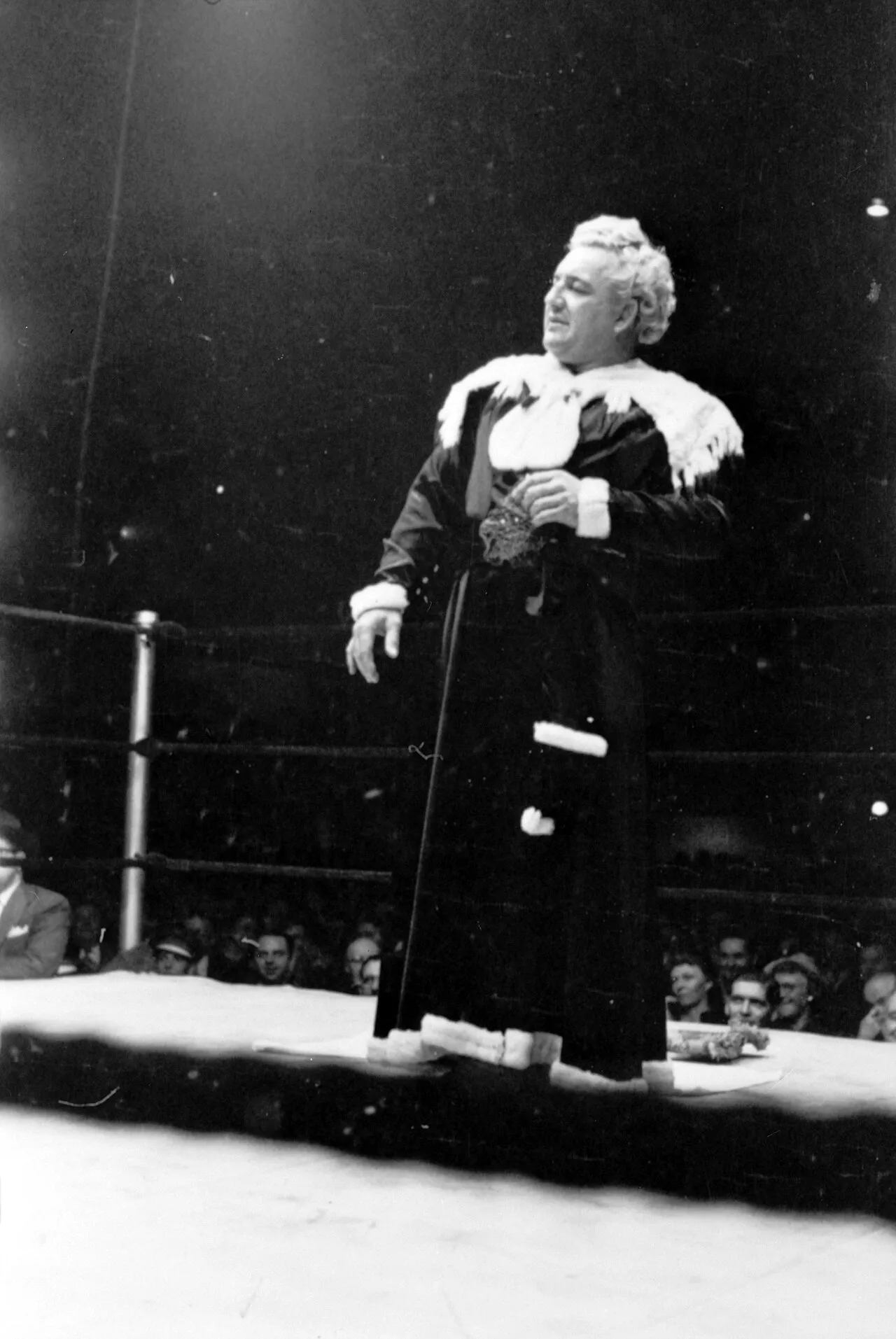 Stanley Kubrick: el luchador Gorgeous George en pleno combate sobre el cuadrilátero (Chicago, 1949). Dominio público, Cowles Communications / Library of Congress.