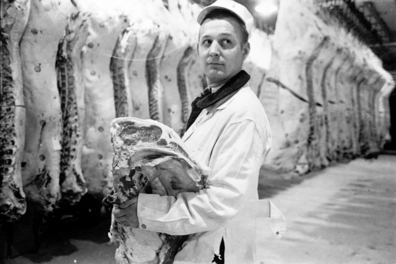 Stanley Kubrick: un operario de los mataderos de Chicago sostiene una pieza de carne (Chicago, 1949). Dominio público, Cowles Communications / Library of Congress.