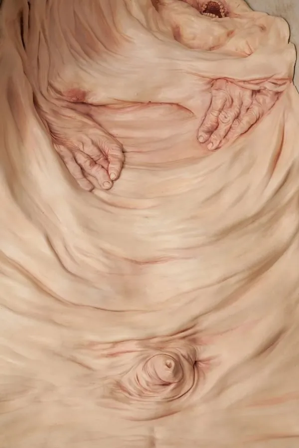 Francesco Albano: detalle de piel desinflada con manos