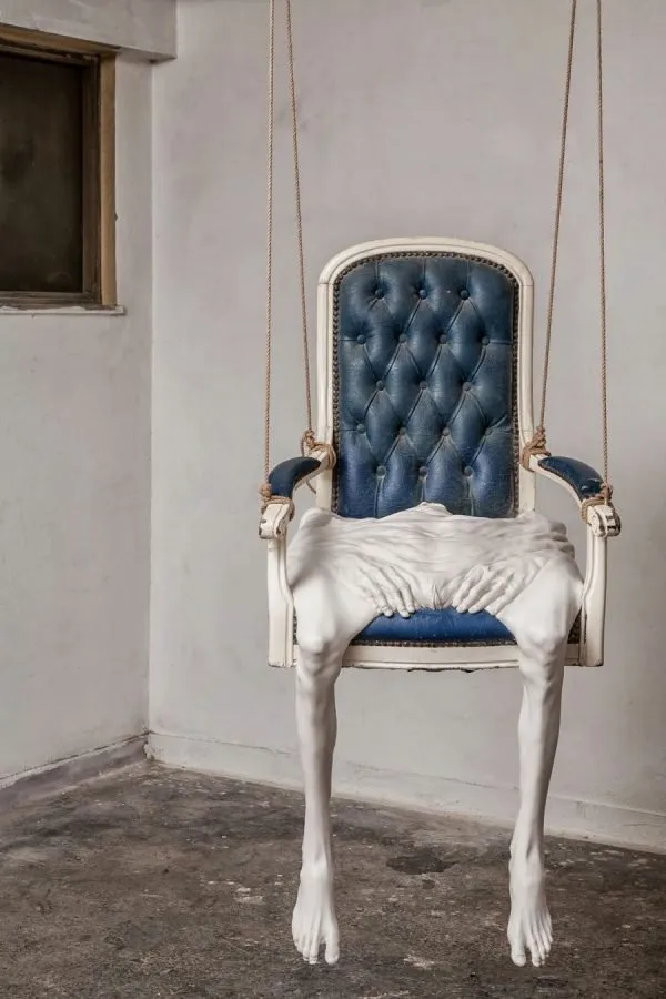 Francesco Albano: cuerpo desinflado sobre un sillón colgante