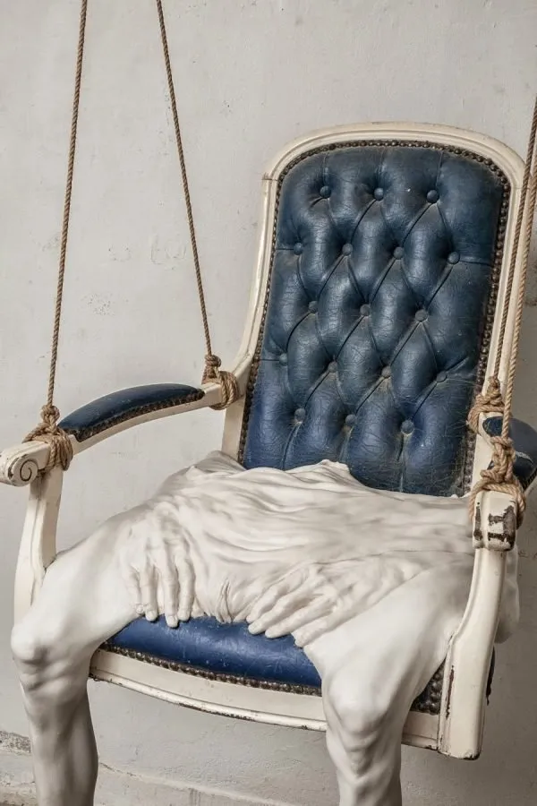 Francesco Albano: detalle del cuerpo desinflado sobre el sillón