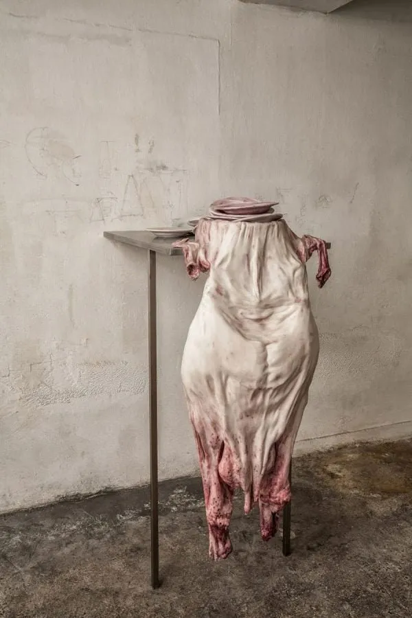 Francesco Albano: escultura rematada por una pila de platos