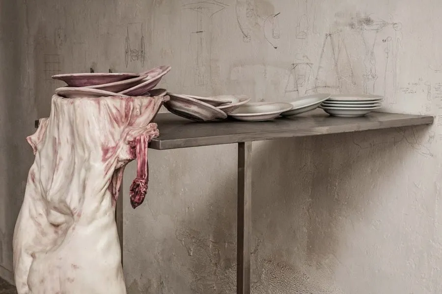 Francesco Albano: piel junto a una mesa con platos