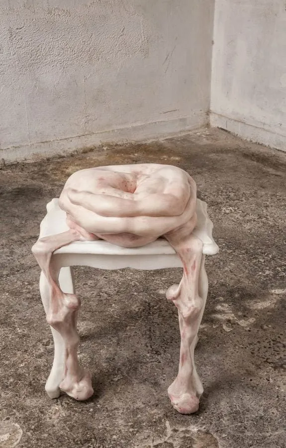 Francesco Albano: piel desinflada sobre una mesita con patas finas