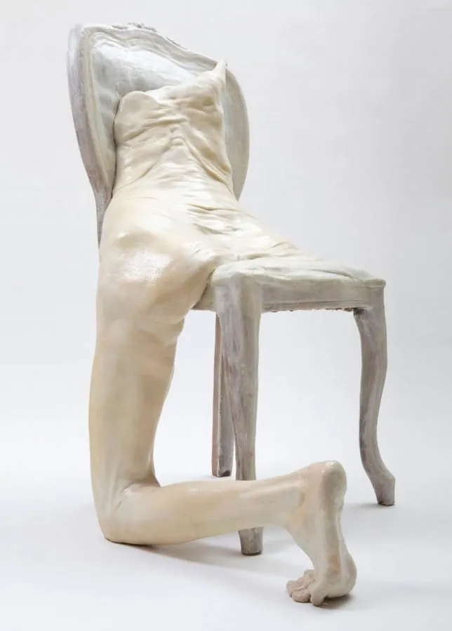 Francesco Albano: torso arrodillado sobre una silla antigua