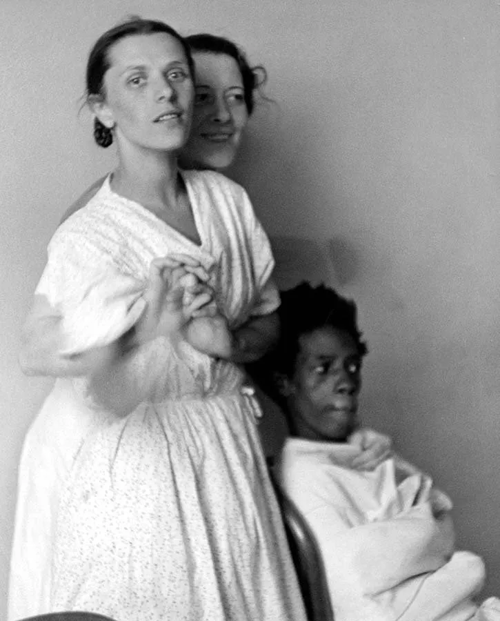 Pacientes del Hospital Pilgrim State, una de ellas envuelta en una manta (Alfred Eisenstaedt, 1938)
