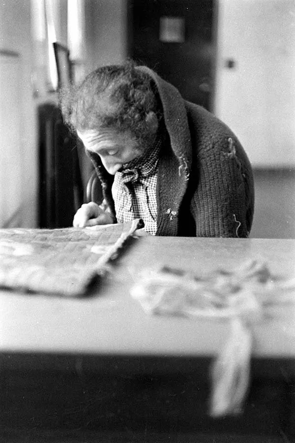 Paciente concentrado en una labor manual, terapia ocupacional en el Hospital Pilgrim State (Alfred Eisenstaedt, 1938)