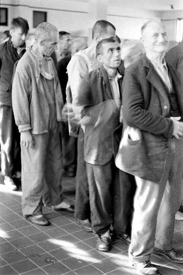 Pacientes varones hacen cola en un pasillo del Hospital Pilgrim State (Alfred Eisenstaedt, 1938)