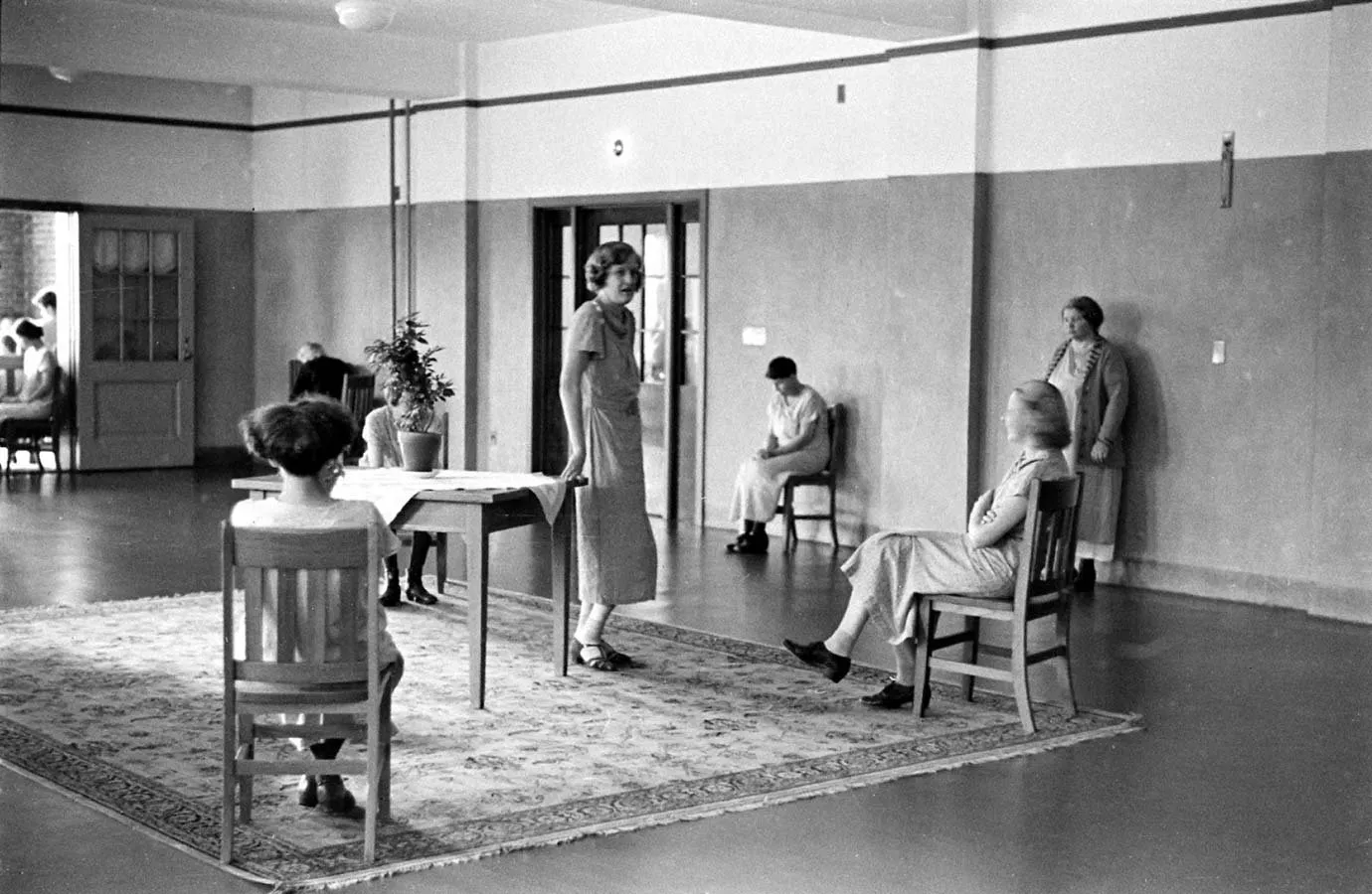 Pacientes en la sala de estar común del Hospital Pilgrim State (Alfred Eisenstaedt, 1938)