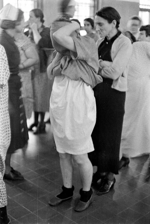 Grupo de pacientes en un pasillo del Hospital Pilgrim State (Alfred Eisenstaedt, 1938)