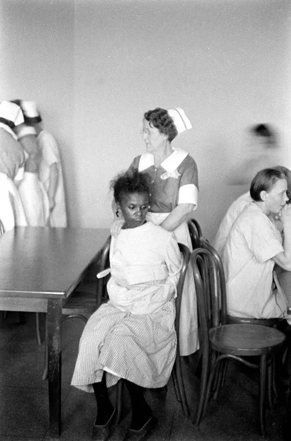 Enfermera y joven paciente en una sala común del Hospital Pilgrim State (Alfred Eisenstaedt, 1938)