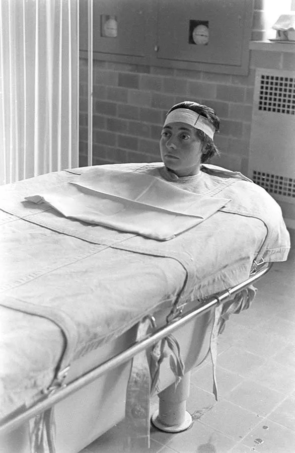 Paciente inmovilizada en un envoltorio húmedo en el Hospital Pilgrim State (Alfred Eisenstaedt, 1938)