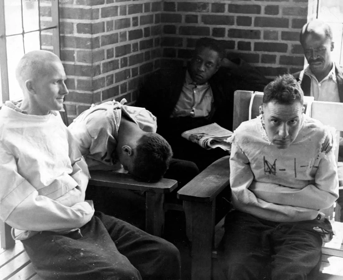 Pacientes con camisa de fuerza en el Hospital Pilgrim State (Alfred Eisenstaedt, 1938)