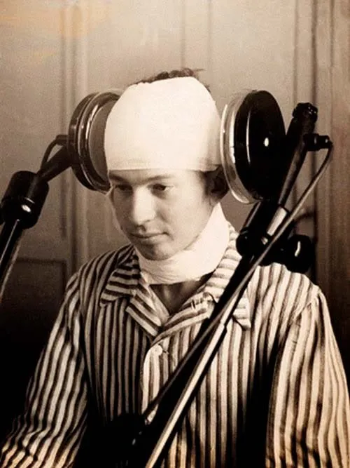 Paciente sometido a diatermia cerebral con electrodos laterales en la cabeza