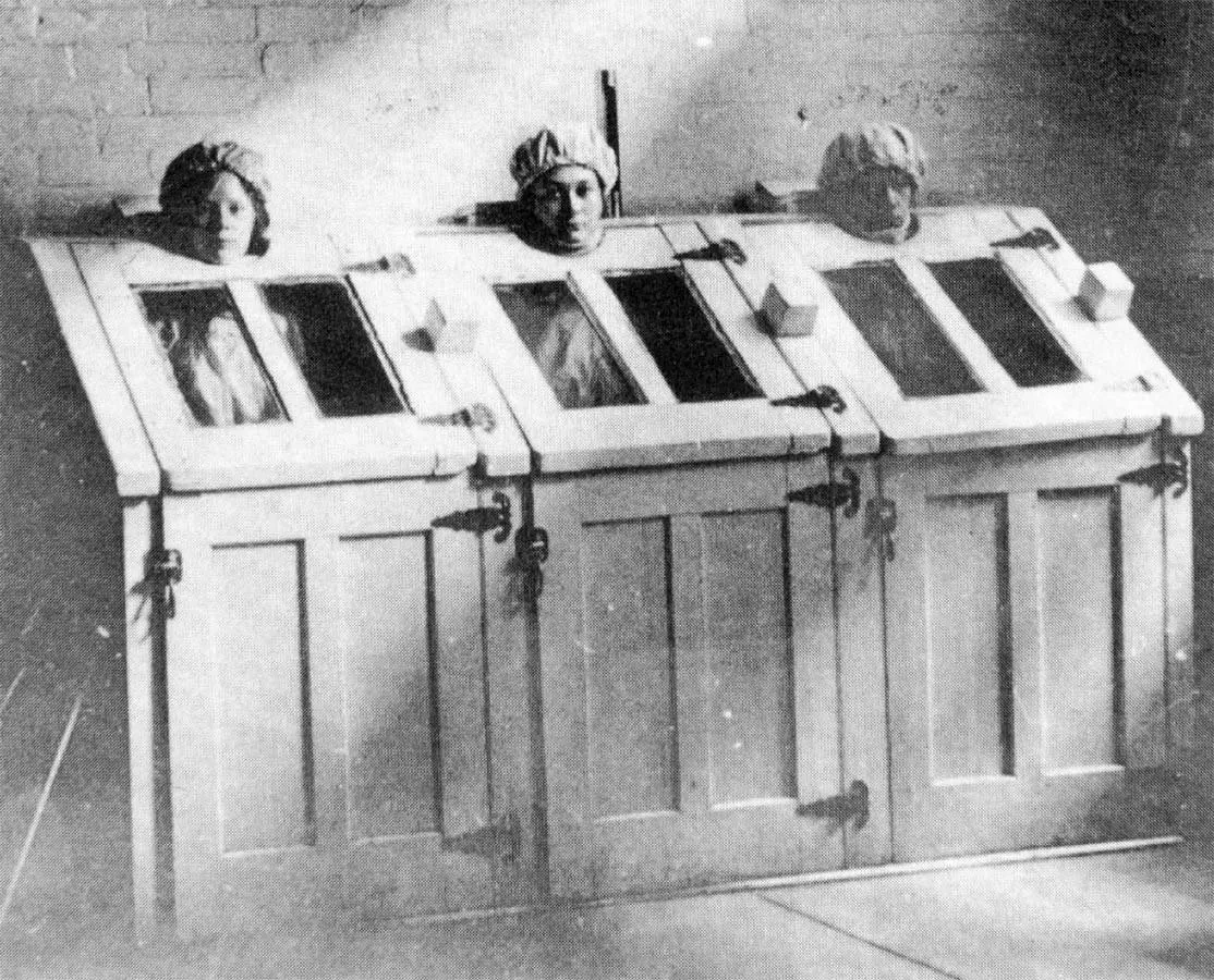 Pacientes en cabinas de baño de vapor, tratamiento psiquiátrico de época