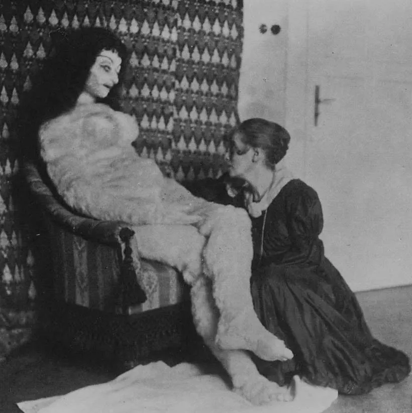 La muñeca de Alma Mahler junto a su creadora, Hermine Moos