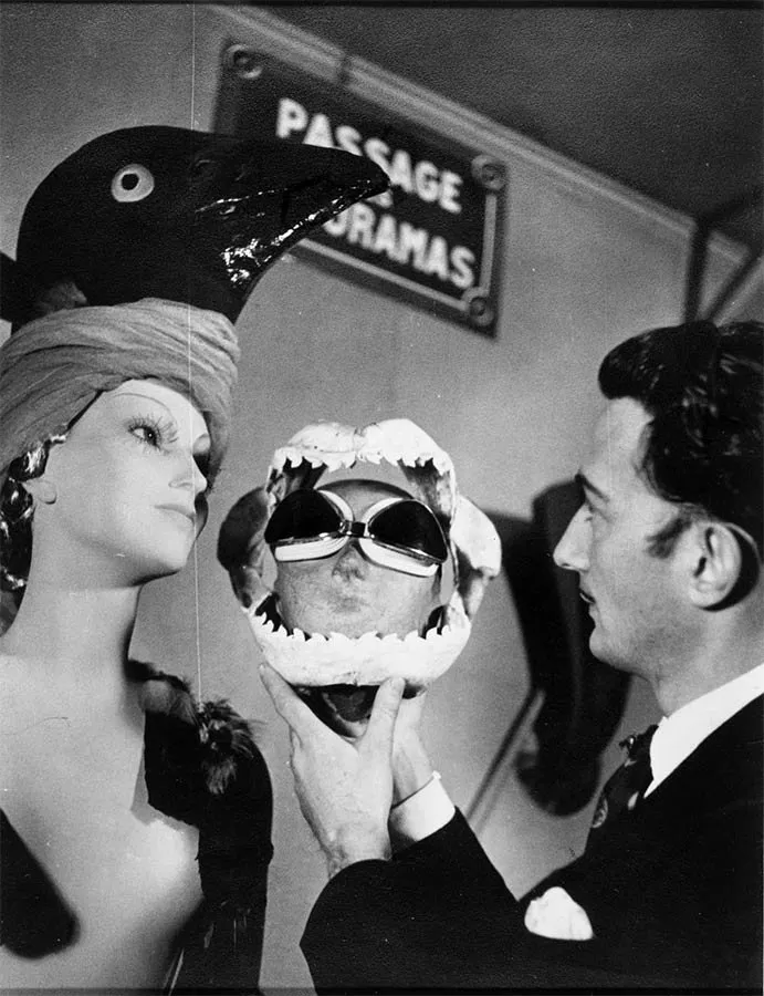 Maniquí de Salvador Dalí en la Exposición Internacional del Surrealismo (1938)