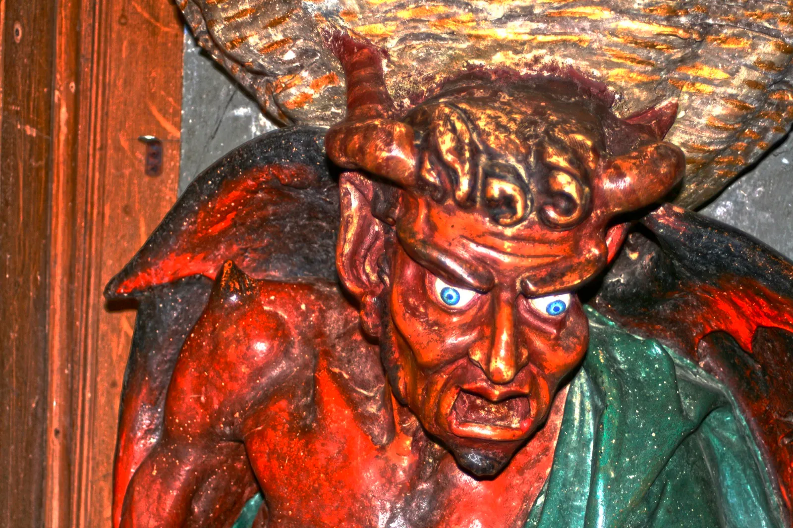 Detalle de la efigie del demonio Asmodeo en la iglesia de Rennes-le-Château. Fotografía de Angel Aroca Escámez, CC BY-SA 3.0