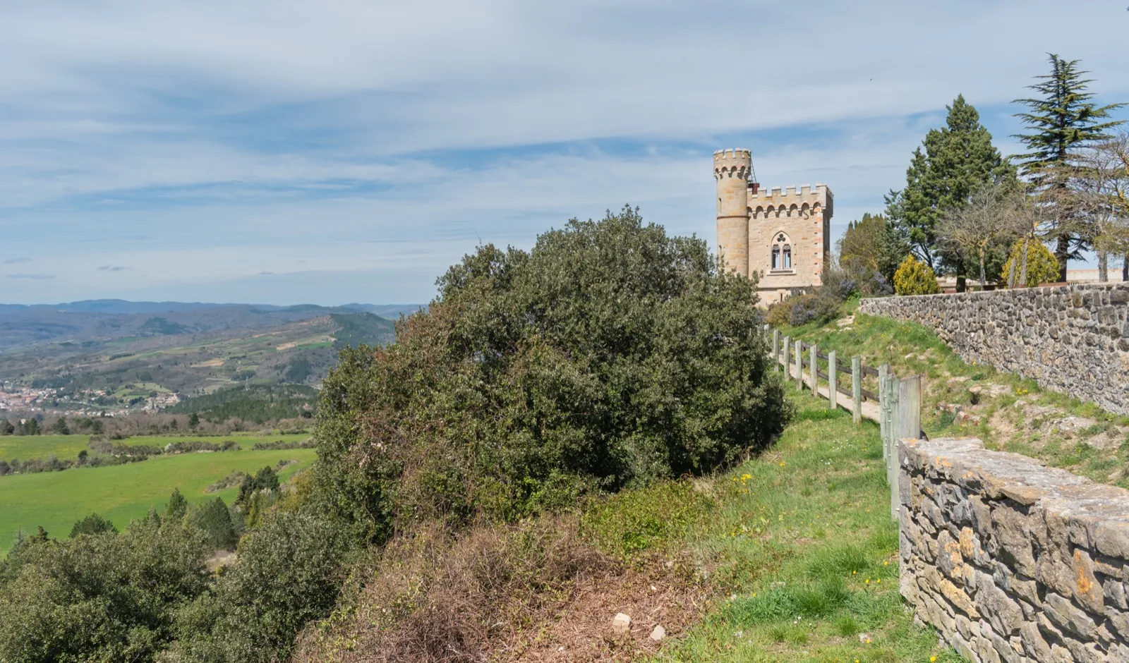 La Tour Magdala, en Rennes-le-Château, con el valle del Aude al fondo. Fotografía de Krzysztof Golik, Wikimedia Commons, CC BY-SA 4.0.