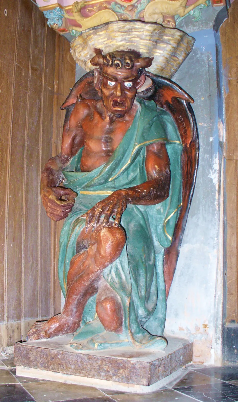 La efigie del demonio Asmodeo, en la iglesia de Rennes-le-Château. Fotografía de Hawobo, Wikimedia Commons, CC BY-SA 3.0.