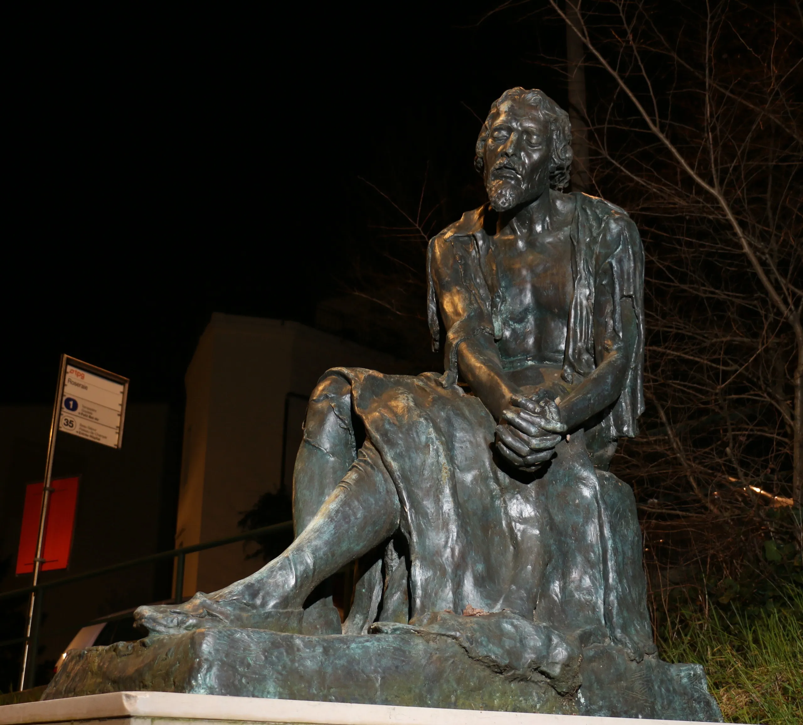 La estatua de Miguel Servet en la colina de Champel (Ginebra), inaugurada en 2011 junto a la estela expiatoria de 1903, en el lugar donde ardió la hoguera. Está fundida en Aragón a partir del molde original de la escultora ginebrina Clotilde Roch, el mismo que se empleó para la estatua de Zaragoza (2004); no es copia de la actual estatua de Annemasse, que es una reconstrucción de 1960 hecha con otro molde. Fotografía de Alexey M. (CC BY-SA 4.0, Wikimedia Commons).