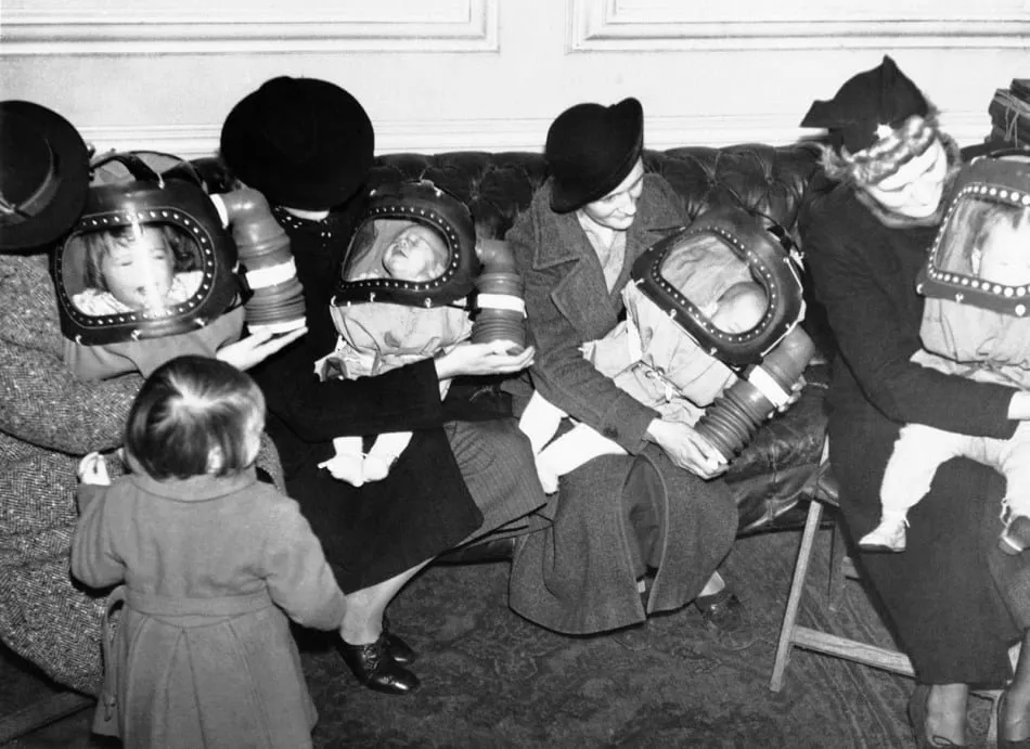 Madres con bebés equipados con máscaras antigás