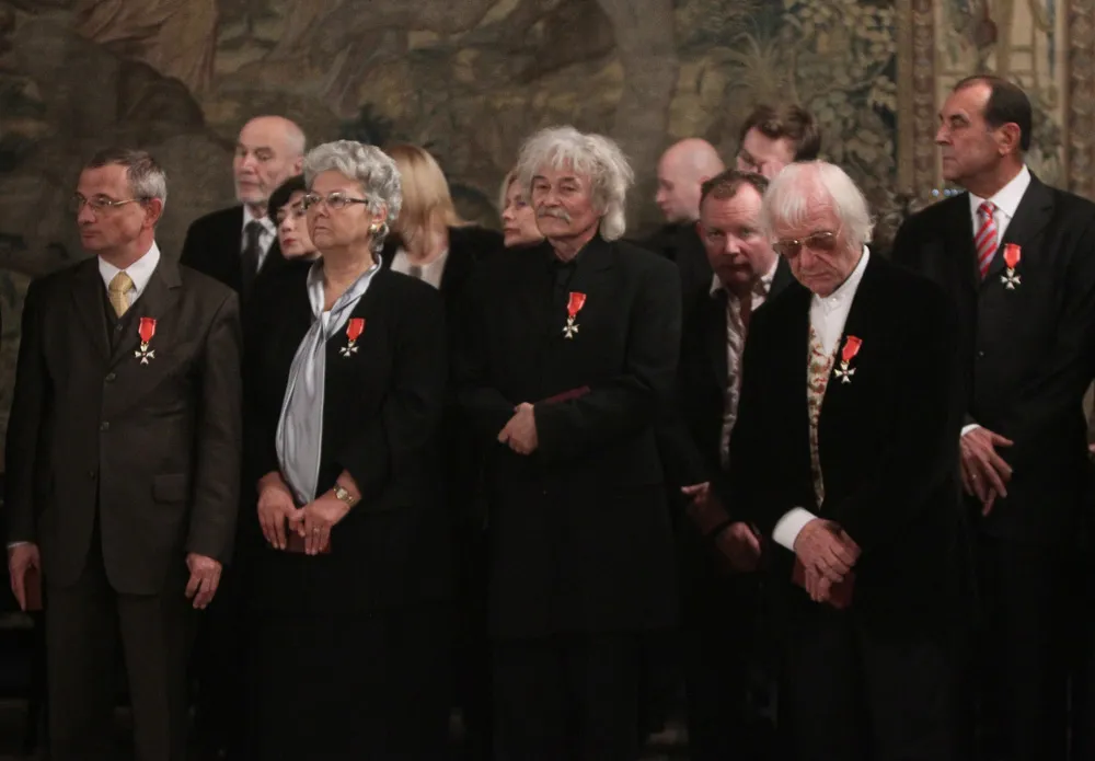Roman Opałka (segundo por la derecha) en una ceremonia oficial en el castillo de Wawel, enero de 2011. Fotografía de Lukasz Kaminski, GFDL