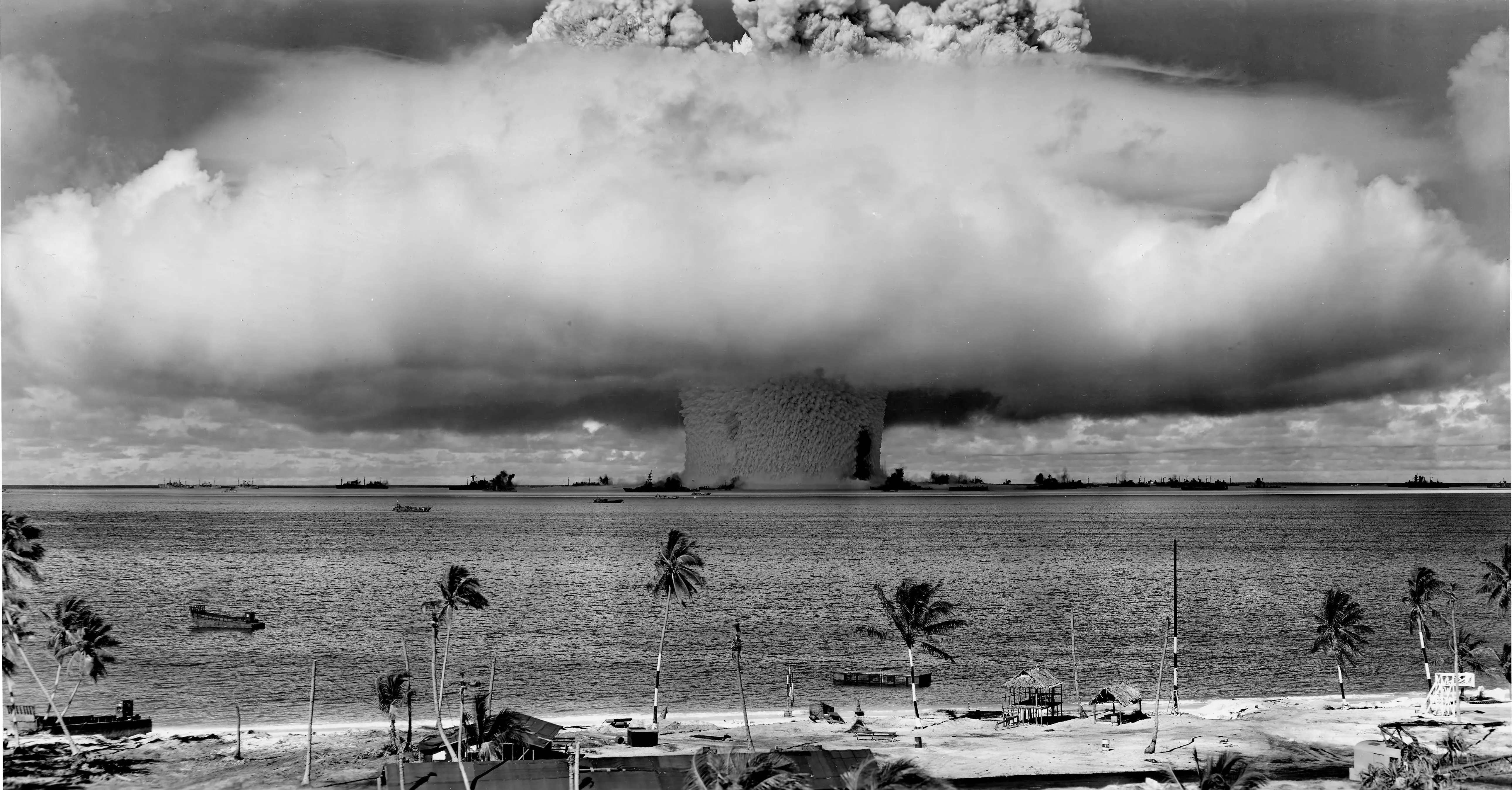 La columna de agua y la nube en forma de hongo de la prueba nuclear «Baker», en el atolón Bikini, el 25 de julio de 1946 (Operación Crossroads)
