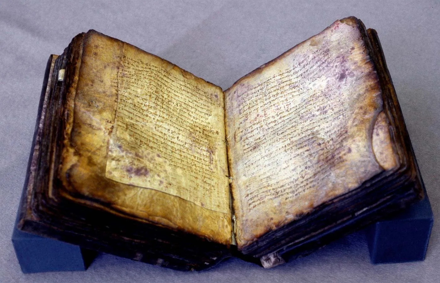 El Palimpsesto de Arquímedes, códice bizantino del siglo XIII, abierto sobre un atril