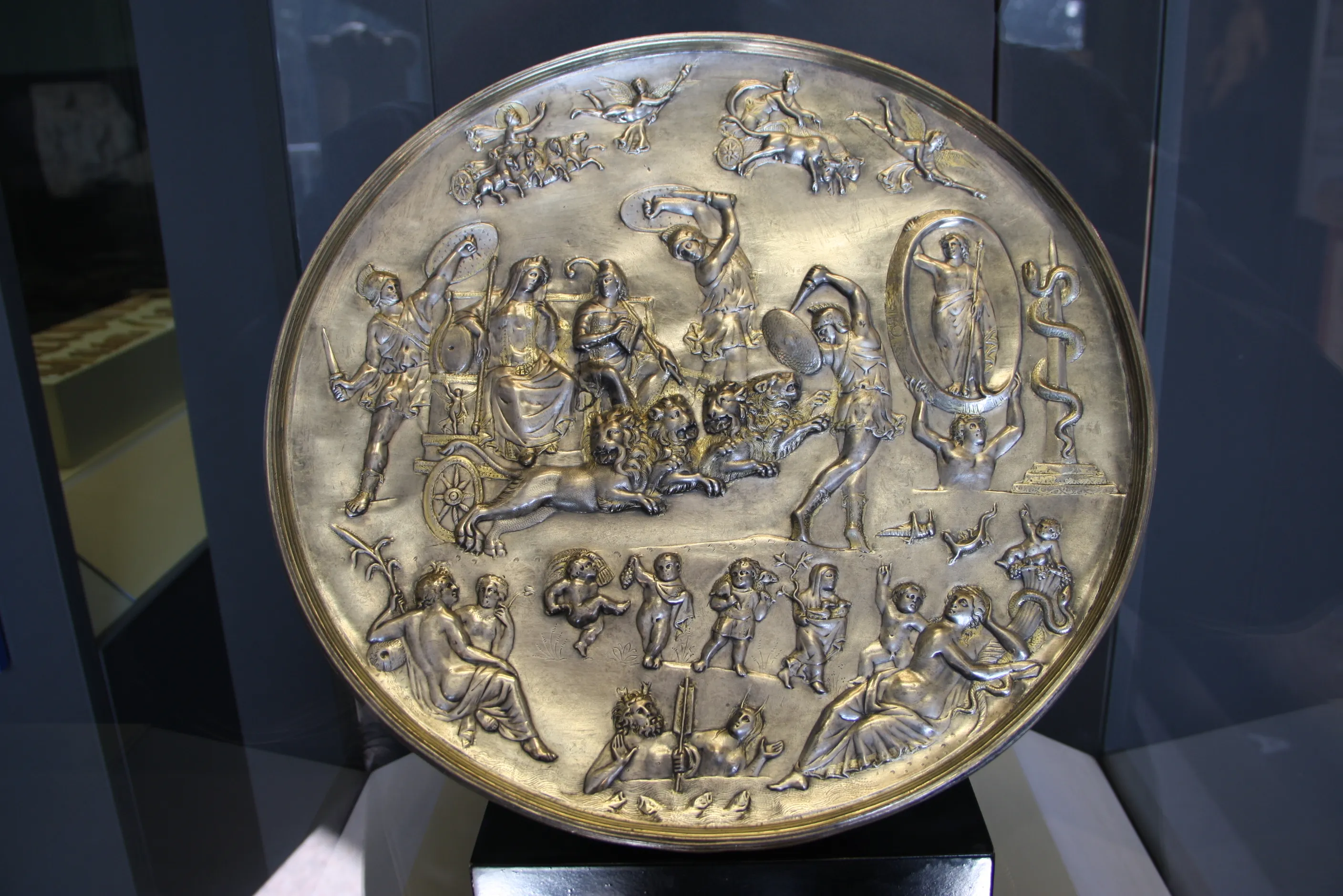 Patera de Parabiago, de autoría anónima romana (siglo IV d. C.). Museo Arqueológico de Milán. Fotografía de Giovanni Dall'Orto.