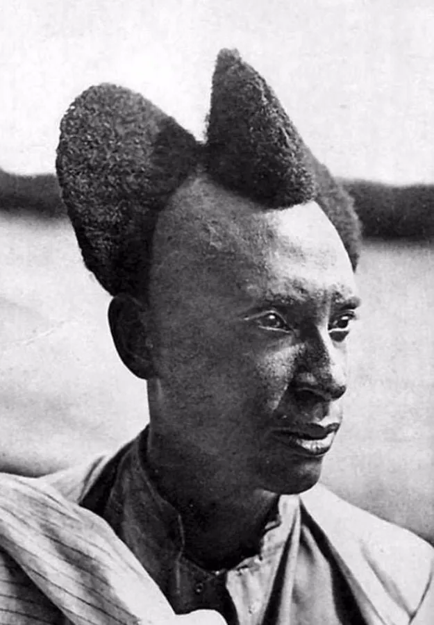 Hombre con cresta asimétrica del peinado amasunzu