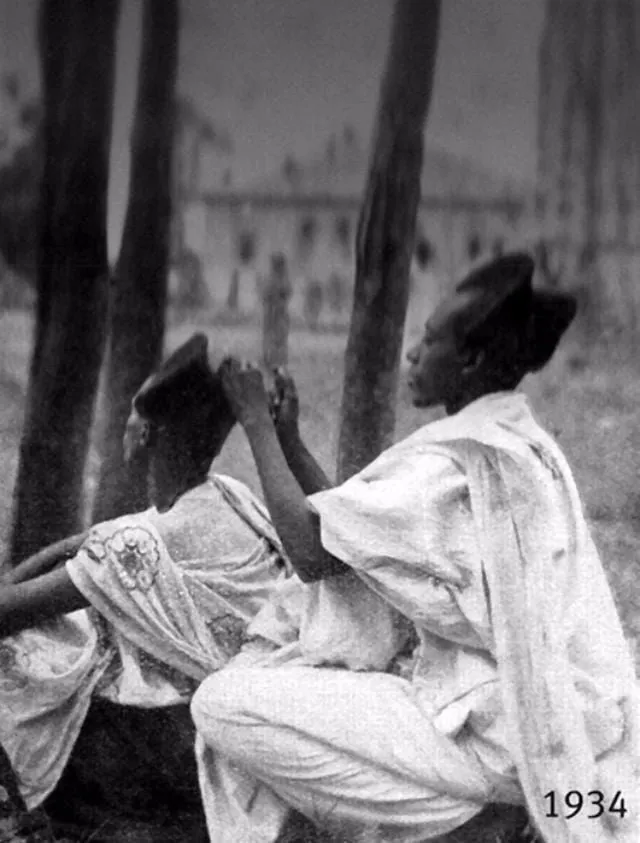 Hombres arreglando el peinado amasunzu, fotografía de 1934