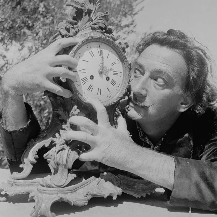 Charles Hewitt: Salvador Dalí junto a un reloj antiguo
