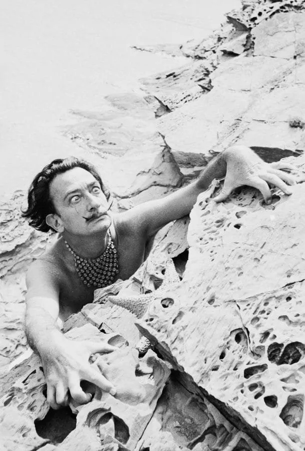 Charles Hewitt: Salvador Dalí trepando por las rocas