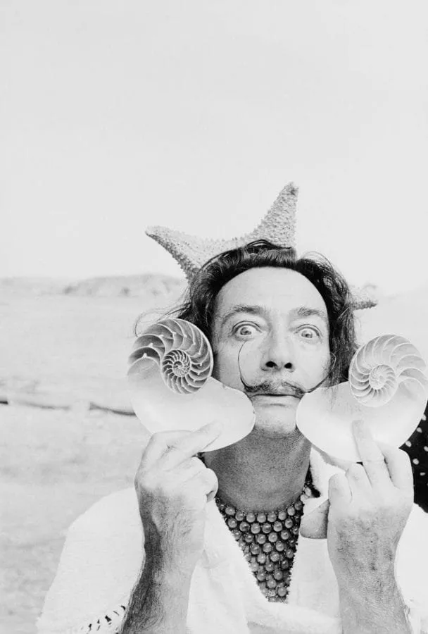Charles Hewitt: Salvador Dalí con estrella de mar y conchas