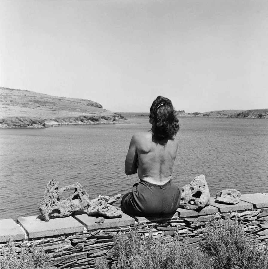 Charles Hewitt: Gala Dalí junto al mar de Portlligat