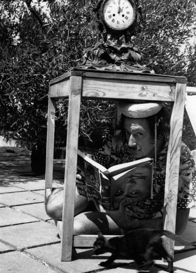 Charles Hewitt: Salvador Dalí leyendo bajo una mesa