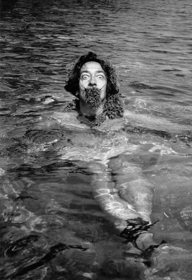 Charles Hewitt: Salvador Dalí nadando en Portlligat