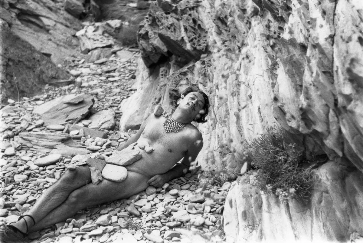 Charles Hewitt: Salvador Dalí tumbado en la playa