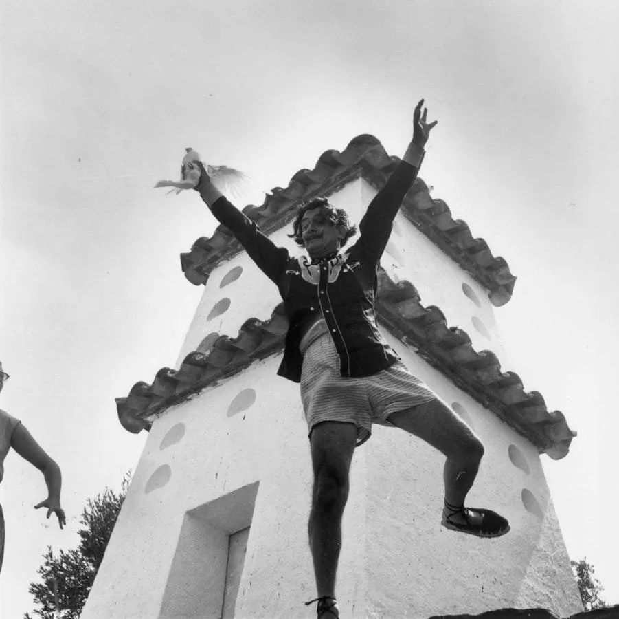 Charles Hewitt: Salvador Dalí saltando con una paloma