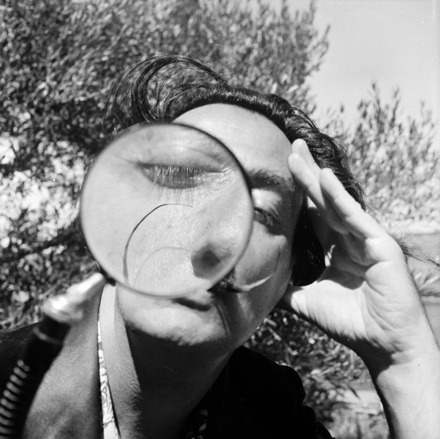 Charles Hewitt: Salvador Dalí con una lupa