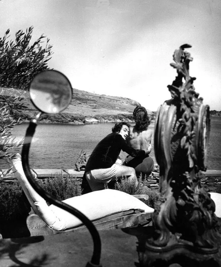 Charles Hewitt: Salvador Dalí y Gala junto al mar