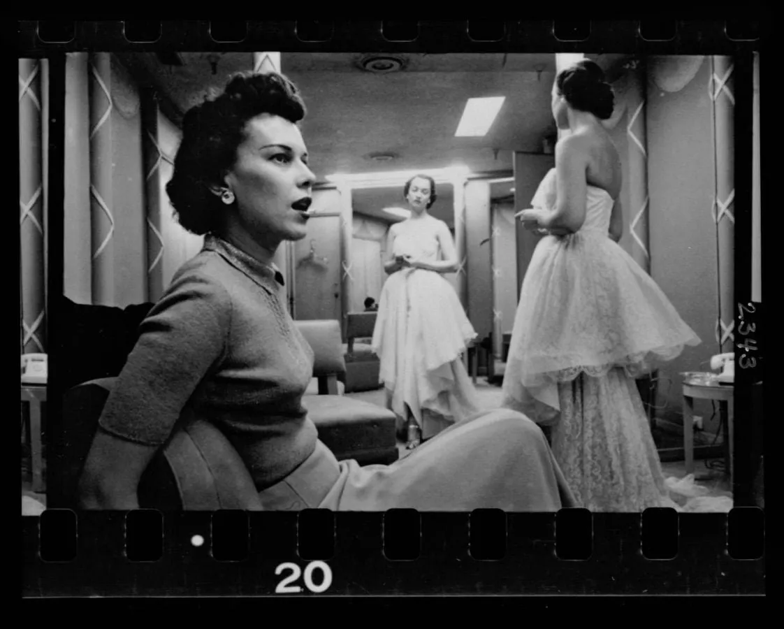 Modelos probándose vestidos de noche en un taller de modas de Chicago