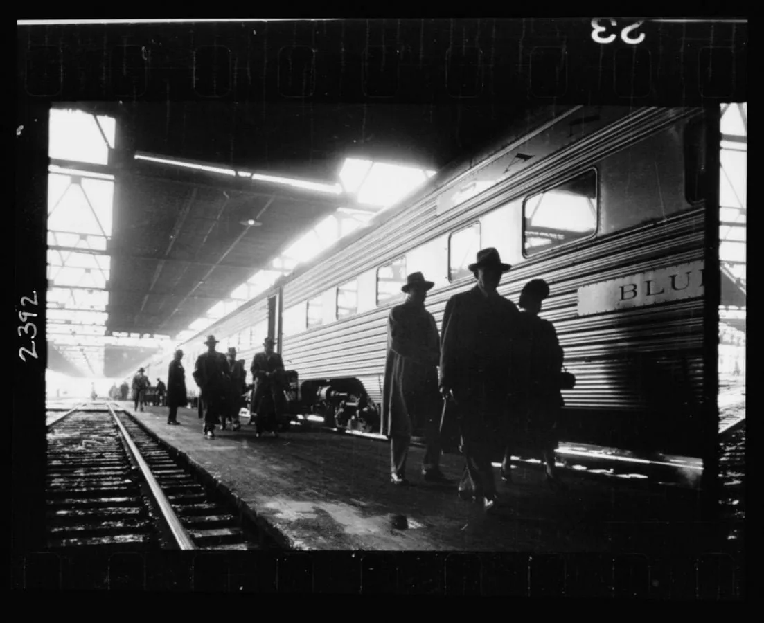 Viajeros junto a un tren en una estación de Chicago