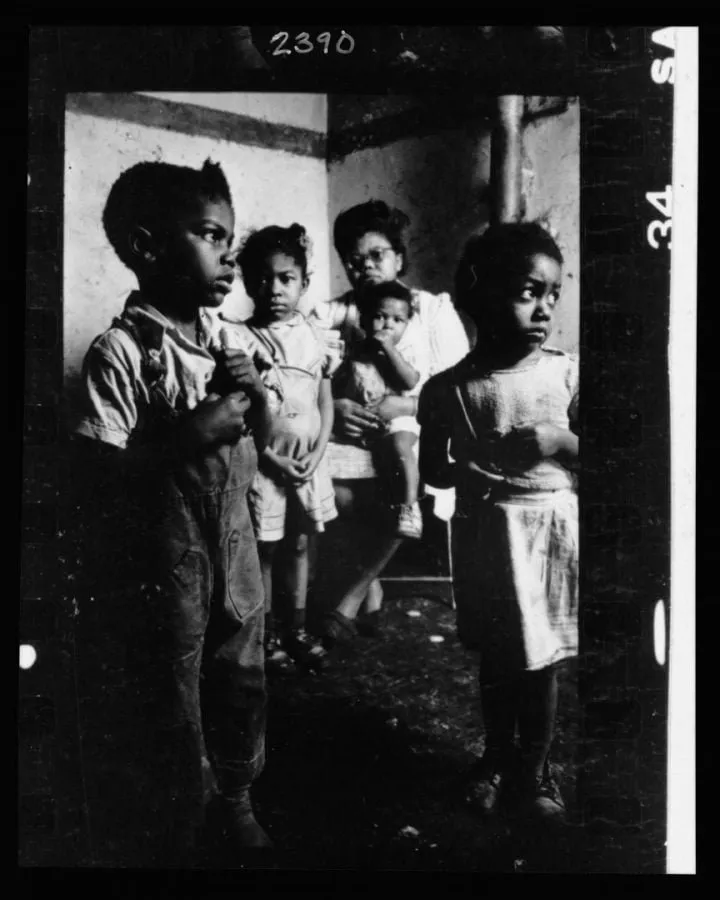 Una familia afroamericana en su vivienda humilde, Chicago 1949